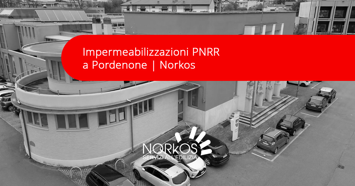 Operai Norkos al lavoro per l'impermeabilizzazione delle coperture nell'area Ex Fiera a Pordenone (PNRR).